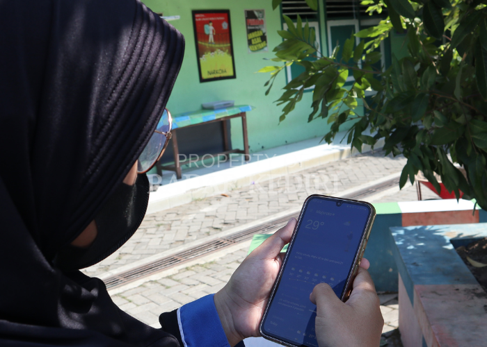 TETAP DINGIN: Suhu udara terpantau hanya 29 derajat celsius dari gawai saat siang hari di wilayah Kediri.