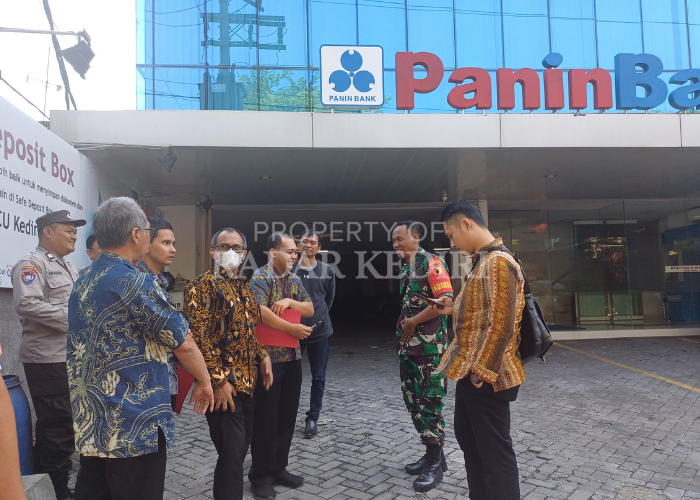EKSEKUSI PUTUSAN: Panitera PN Kota Kediri didampingi polisi dan TNI lakukan sita eksekusi kantor Bank Panin Cabang Kediri.