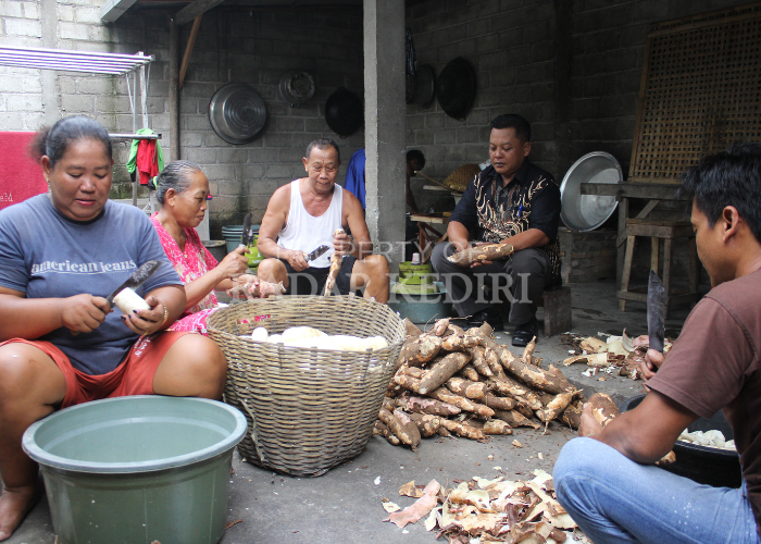 TURUN-TEMURUN: Sentra pengolahan tape di Desa Wonojoyo, Kecamatan Gurah menjadi unggulan setempat