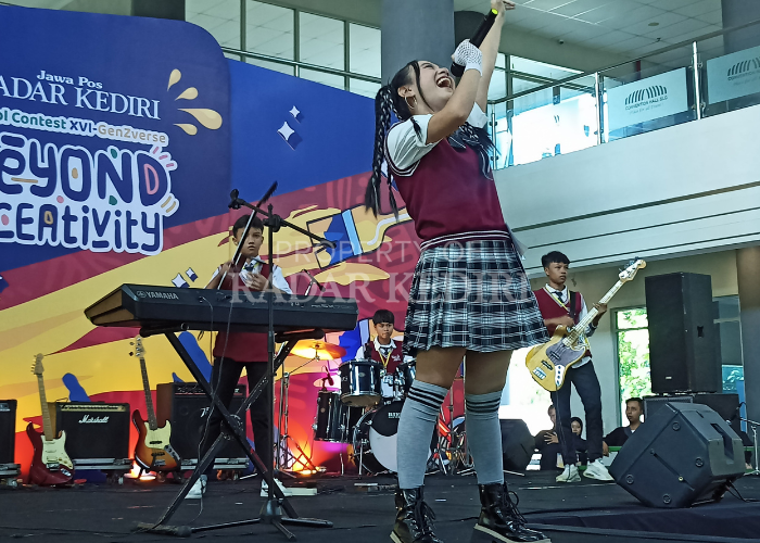 MEMUKAU: Grup band nomor urut 3 tingkat SMA tampil kompak di kompetisi band SC XVI.