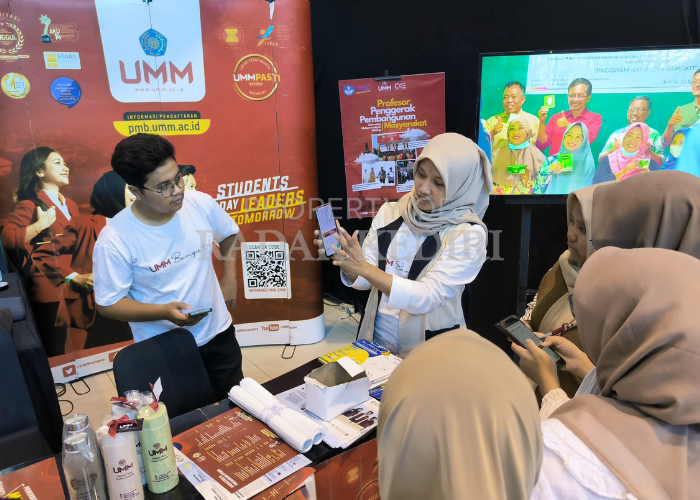 PESTA PELAJAR: UMM mengajak para pengunjung stan bermain tes minat bakat via smartphone.