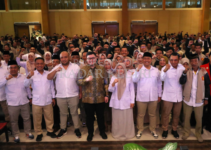 PASANGAN BARU: Katino (dua dari kiri) bersama Bupati Hanindhito Himawan Pramana (baju batik) dan Roaitu Nafif Laha (5 dari kiri) dalam Rakercab Partai Gerindra kemarin.