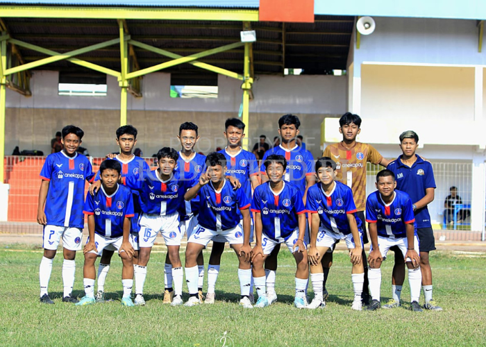 BIBIT MUDA: Skuad FC Pare berfoto bersama sebelum berlaga. Mereka digadang bakal mengikuti Liga 3 Jatim musim depan.