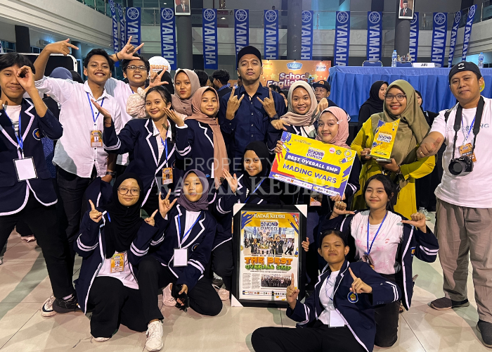 BUAH KREATIVITAS: (Ki-ka) tim mading SMPN 3 Kota Kediri, MTsN 2 Kota Kediri, dan SMPN 5 Kota Kediri bersama kreasi mading yang berhasil menjuarai sejumlah kategori di Mading Wars School Contest XVI.