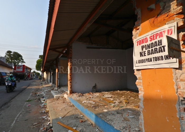 KOSONG: Pemilik kios sepatu di Pasar Ngadiluwih memilih untuk pindah di tempat baru sebelah Barat. Pemkab Kediri lewat BPKAD menargetkan pembongkaran bangunan selesai tahun ini.