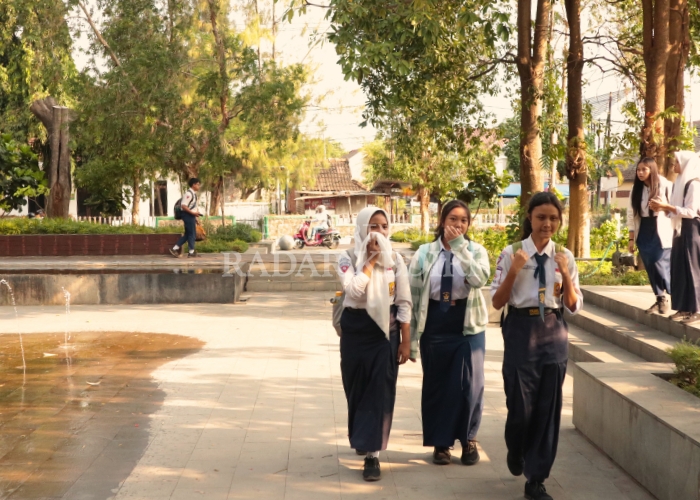BUTUH PERLINDUNGAN: Sejumlah pelajar SMP mendatangi Taman Sekartaji. Anak-anak di Kota Kediri belum terbebas dari ancaman kasus kekerasan hingga pertengahan tahun ini.