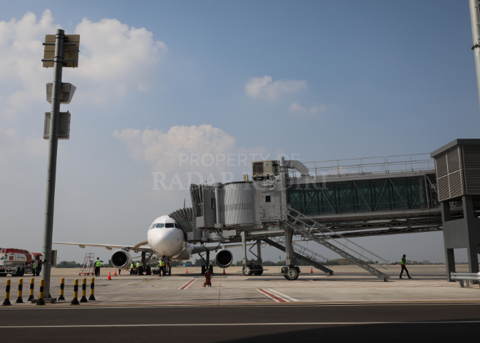 MAKIN RAMAI: Kru pesawat Super Air Jet melakukan ground handling usai mendarat di Bandara Dhoho. Awal Agustus nanti mas kapai Ba tik Air yang me rupakan satu grup juga mem buka rute pe nerbangan di
