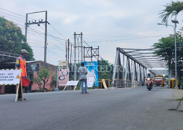 HATI-HATi: Warga atur lalu lintas di Jembatan Konto Baru Kandangan.