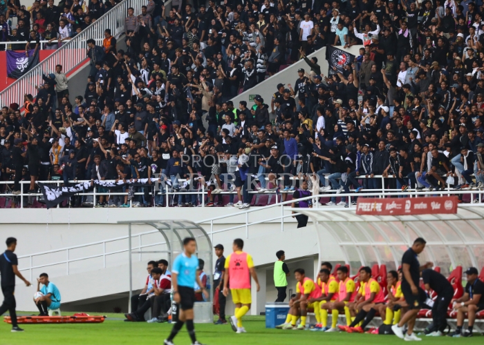 LOYALITAS: Persikmania mendukung tim idola saat berlaga di Stadion Manahan Solo dalam gelaran Liga 1 Indonesia musim lalu.