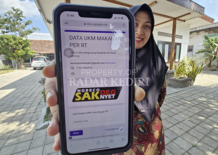 TEROBOSAN: Salah satu warga Desa Ngreco, Kecamatan Kandat menunjukkan inovasi Ngreco Sakdeg Saknyet untuk permudah pelayanan.