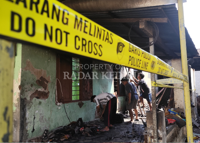 LULUH LANTAK: Warga mengecek kondisi rumah Nur Wahid di Kelurahan Campurejo, Mojoroto yang dilalap si jago merah kemarin. Kerugian akibat kejadian itu sekitar Rp 100 juta.