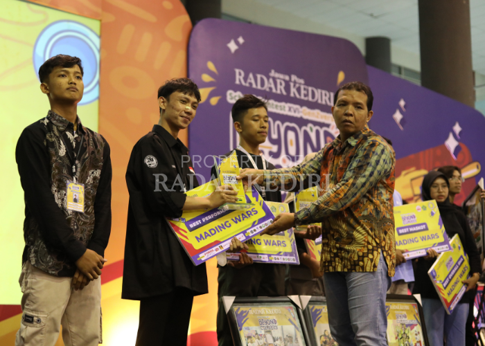 KREATIF: Empat tim pemenang Mading Wars kategori SMA dari kiri atas, SMAN 7 Kota Kediri, SMK PGRI 2 Kota Kediri, MAN 1 Kota Kediri dan SMAN 1 Kauman Tulungagung, menerima trofi dan uang pembinaan dari