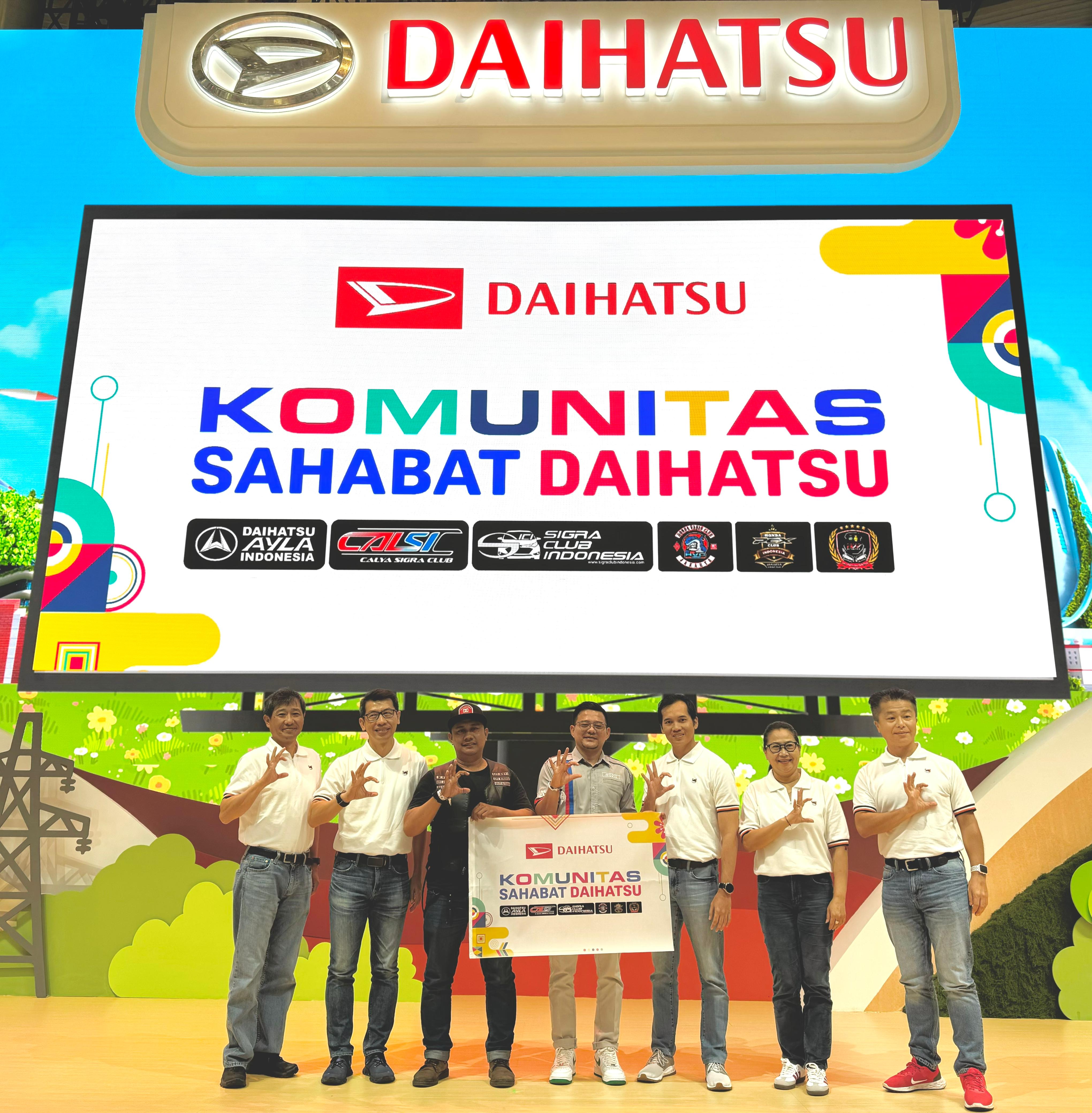 Kolaborasi berkesinambungan Daihatsu dengan komunitas mobil Daihatsu dan roda dua di GIIAS pada 25 Juli 2024.