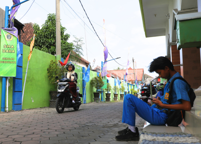PERPANJANG PENDAFTARAN: Siswa SMA Pawyatan Daha Kota Kediri di Kelurahan Balowerti, Kota Kediri bersiap pulang usai mengikuti pembelajaran di sekolah kemarin.