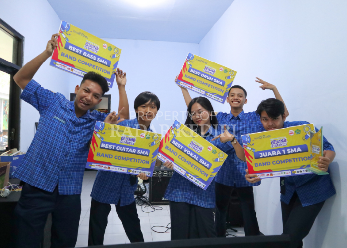 BUAH KERJA KERAS: Personel Hokband memamerkan plakat best player. Foto kanan, personel Phoenix Band dengan plakat juara Band Competition SC XVI GenZverse yang mereka dapatkan.