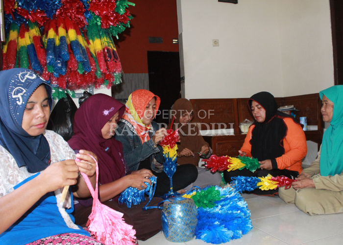 BERDAYA: Ibu-ibu di Desa Turus, Kecamatan Gurah membuat kemoceng dari tali rafia. HABI