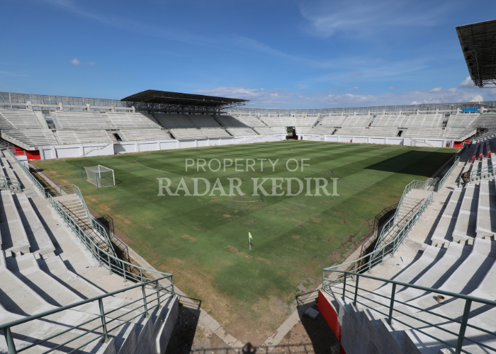 TUNGGU TAHAP II: Bagian dalam Stadion Gelora Daha Jayati yang sudah ditanami rumput siap digunakan untuk training camp oleh Persik Kediri. Masukan dari klub bola itu akan jadi evaluasi pengembangan st