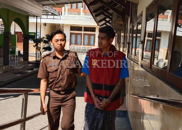 DIBORGOL: Nova Susilo terdakwa pembunuhan Deasy Rahmasari usai menjalani persidangan di PN Kabupaten Kediri kemarin.