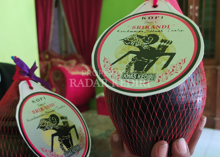 KREATIF: Denok Sumiati menunjukkan kreasi kopi dengan cita rasa rempahrempah pilihan yang dibuat di rumahnya Desa Kawedusan, Kecamatan Plosoklaten.