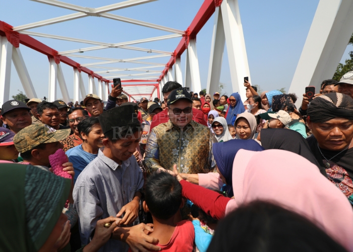 DIBUKA LAGI: Bupati Kediri Hanindhito Himawan Pramana saat meresmikan Jembatan Jongbiru Kediri, Jumat (26/7).