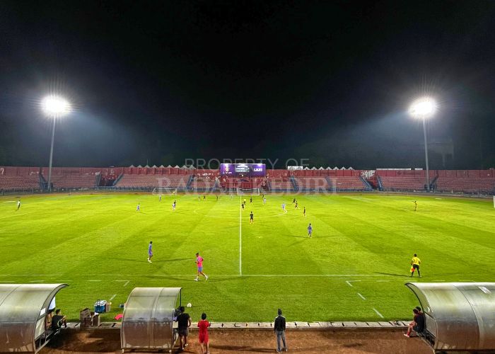 JADI HOMEBASE: Stadion Brawijaya Kediri saat malam hari.