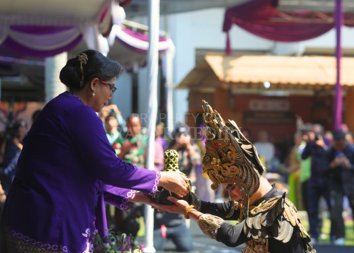 TRADISI: Penjabat Wali Kota Kediri Zanariah menyerahkan air dari sumber Tirtayasa kepada seorang peserta upacara Manusuk Sima di halaman Balai Kota Kediri, Sabtu (27/7).