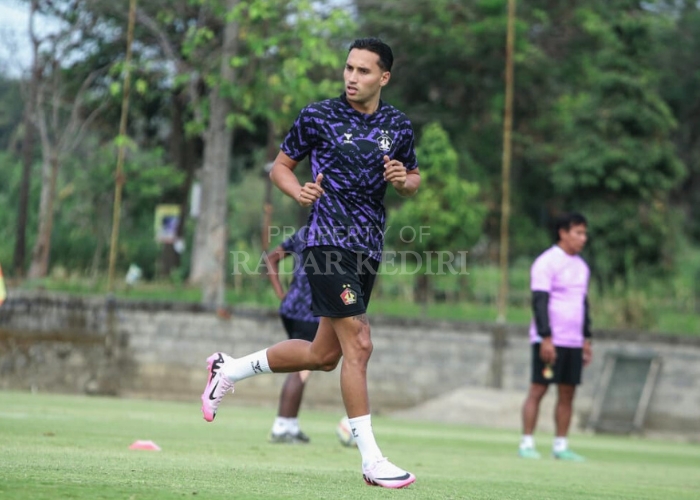 BERLATIH KERAS: Pemain anyar Persik Kediri Ezra Walian saat TC di Boyolali, Jawa Tengah. Meski menunjukkan perkembangan positif namun fisik pemain masih perlu digenjot lagi.