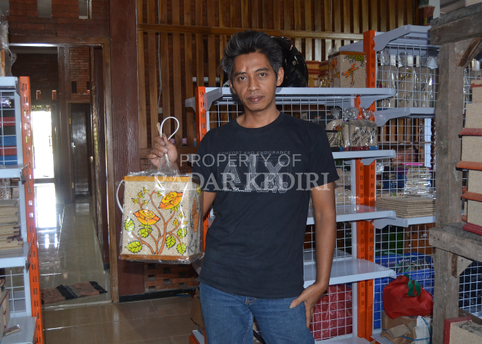 KREATIF: Warga Desa Menang, Kecamatan Pagu menunjukkan ornamen tempat tisu yang diproduksi dari usaha rumahan.