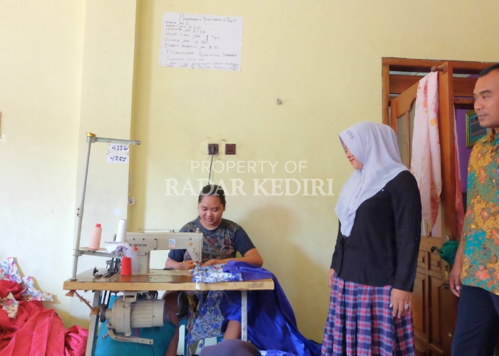 INDUSTRI UNGGULAN: Para pekerja sedang menggarap gorden pesanan di Desa Blawe, Kecamatan Purwoasri. Desa ini terkenal sebagai sentra gorden.
