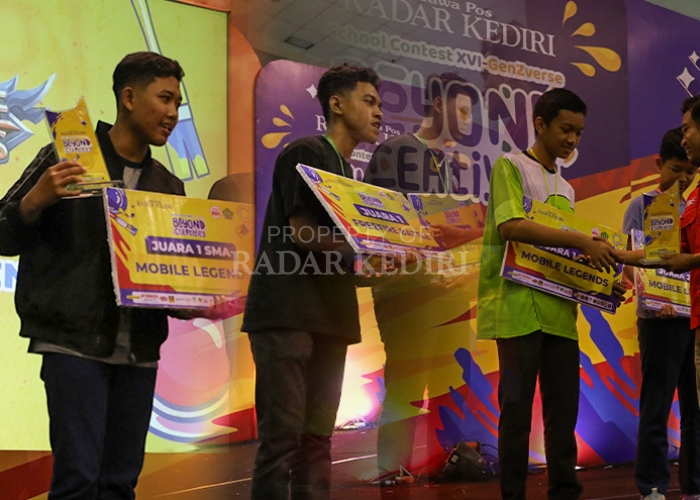 SOLID DAN BERPENGALAMAN: Dari kiri, tim SC Mobile Legend SMA, tim SC Mobile Legend SMP, dan SC Freefire Battle menerima hadiah dalam awarding di Convention Hall SLG (21/7).