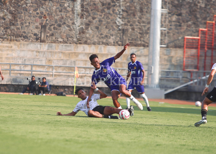 BELUM MAKSIMAL: Pemain Dewa United (putih) berusaha mengambil bola dari penguasaan pemain Persik Kediri saat laga uji coba di Stadion Kebo Giro, Boyolali, Jawa Tengah pada Selasa (30/7).
