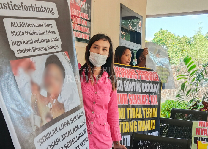 PROTES: Kerabat Bintang bersama sejumlah relawan membeber banner meminta keadilan kasus hukum di depan ruang sidang Kartika, PN Kabupaten Kediri kemarin.