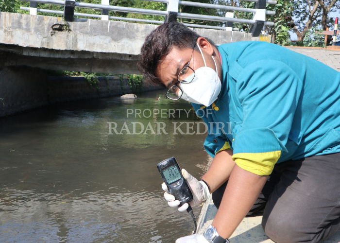 AIR BERSIH: Aktivis Lingkungan Forum Kali Brantas Chandra Iman Asrori menunjukkan hasil uji suhu dan kadar TDS air Sungai Parung.