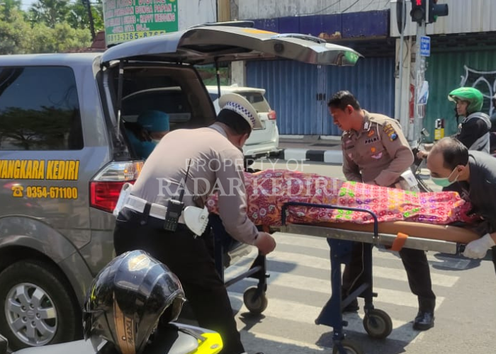 EVAKUASI: Petugas memasukkan jenazah Soelistyanto ke ambulans untuk dibawa ke RS Bhayangkara Kediri kemarin siang.