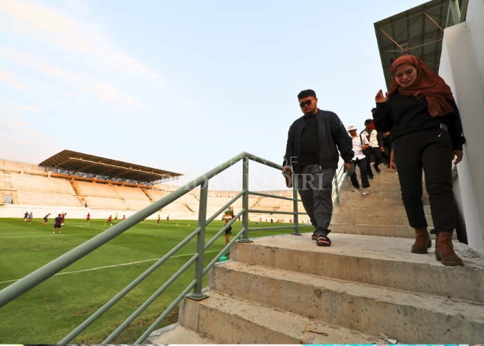 PERDANA: Bupati Kediri Hanindhito Himawan bersama Direktur Persik Souraiya Farina Alhaddar berkeliling stadion sembari menyaksikan latihan skuad Macan Putih di Stadion Gelora Daha Jayati kemarin sore.