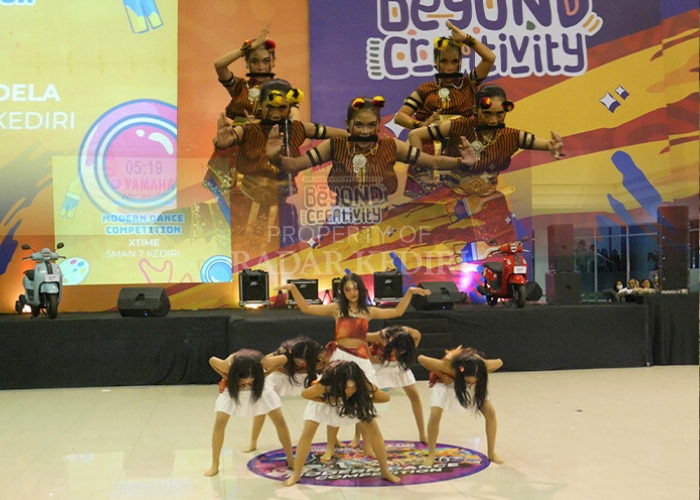 TOTALITAS: Kreasi dari tim SMAN 8 (foto kiri) dan SMAN 7 mampu memikat juri ajang Traditional dan Modern Dance Competition SC XVI GenZverse.