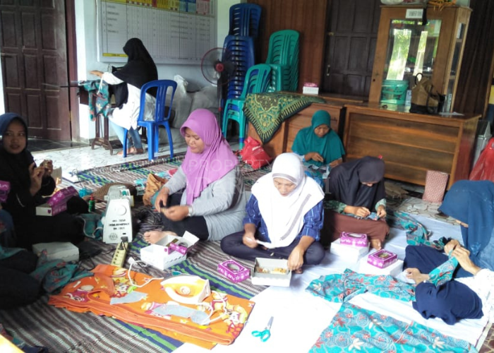 BERDAYA: Ibu-ibu di Desa Cendono, Kecamatan Kandat sedang membuat kreasi jahit dan bordir. Pemdes memberikan fasilitas keterampilan agar mereka bisa mandiri.