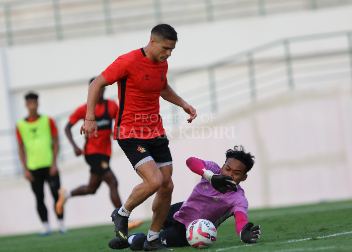 GOCEK: Ramiro Fergonzi melewati hadangan kiper Husna Malik saat latihan sore di Stadion Gelora Daha Jayati, Kabupaten Kediri kemarin (31/7).