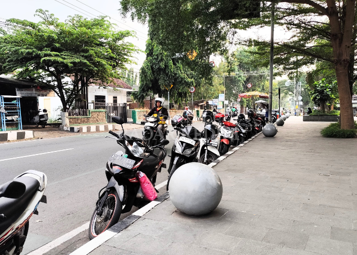 DILARANG PARKIR: Kendaraan roda dua berjejer di area Taman Sekartaji.