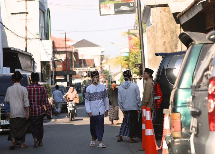 Santri Pondok Pesantren Lirboyo saat berjalan di sekitar area pondok. Ponpes bisa menjadi penyumbang angka pemilih baru.