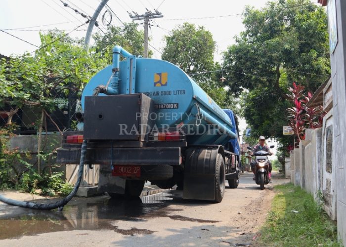 BERLANJUT: Mobil tangki air dari Dinas PUPR Kota Kediri menyalurkan air bersih ke warga terdampak pencemaran minyak.
