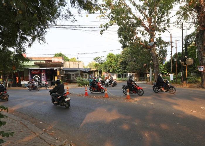 DIPISAH CONE: Pengendara sepeda motor melintas di Jalan Merbabu kemarin, yang menjadi akses masuk ke Jembatan Jongbiru.