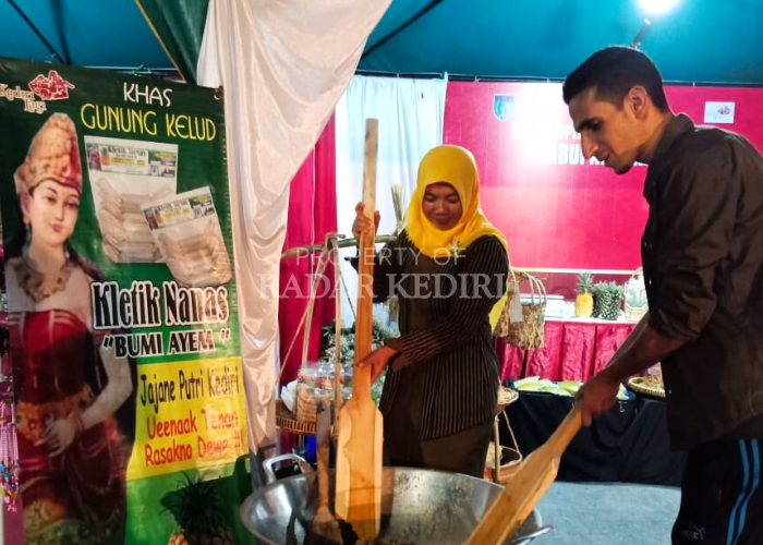 INOVATIF: Isti Bingatin saat mengolah nanas asli lereng Gunung Kelud menjadi wajik kletik.