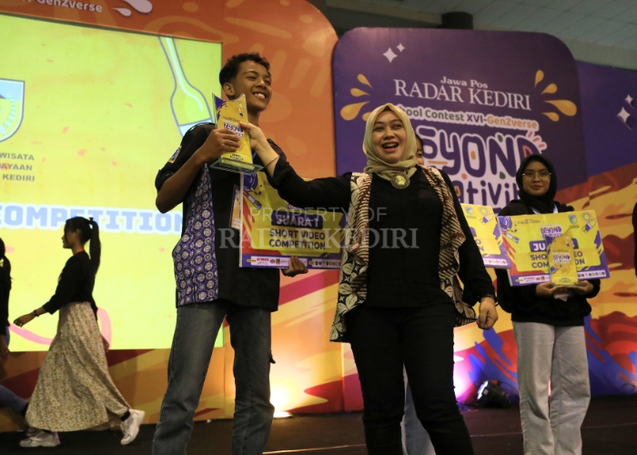 MENANG: Sutradara tim dari SMKN 2 Rayhan menerima piala juara short video competition dalam School Contest XVI GenZverse Minggu(21/7).
