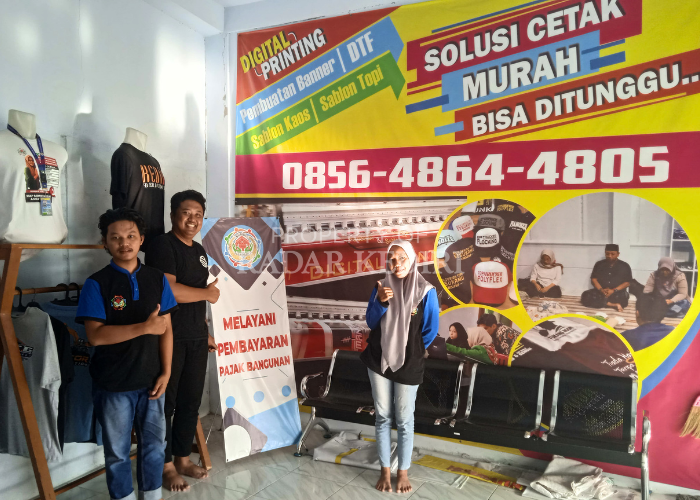TEROBOSAN: Jajaran anggota Bumdes Jaya Makmur di Desa/Kecamatan Grogol berfoto di depan gerai digital printing.