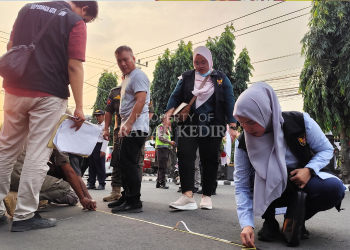 TATA ULANG: Petugas gabungan membuat batas antar gerobak milik PKL di Jalan Brawijaya, Kelurahan Pakelan, kemarin. Tidak boleh ada parkir di depan gerobak.