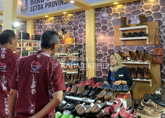 KUALITAS TINGGI: Pelaku UMKM asal Desa Gedangsewu saat mengikuti pameran yang digelar Setda Jatim di Surabaya. Foto atas, berbagai produk sepatu UMKM Gedangsewu.