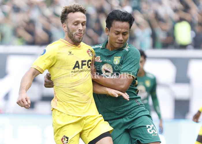 SENGIT: Ze Valente berebut bola dengan pemain Persebaya saat Liga 1 musim lalu. SENGIT: Ze Valente berebut bola dengan pemain Persebaya saat Liga 1 musim lalu.