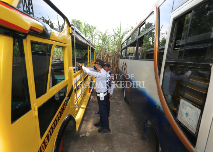 TAK LAYAK: Polisi mengecek kondisi bus yang plat kendarannya mati dan sopir tidak membawa dokumen kelengkapan perjalanan sama sekali. Bus yang didapati parkir di Marwah dan Tirta Resto Desa Adan-Adan