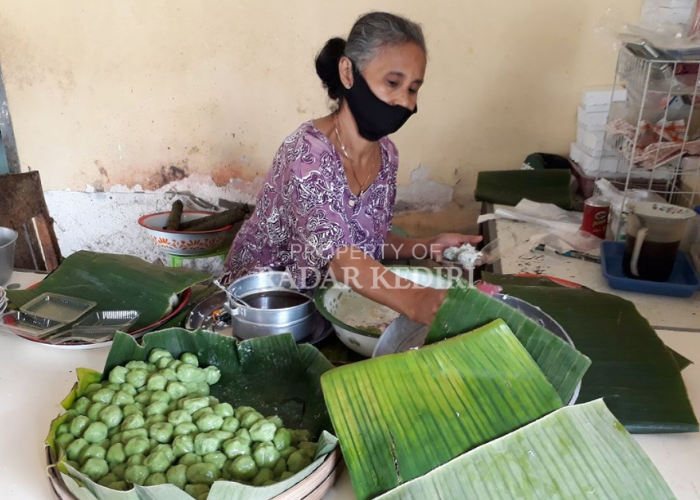TRADITIONAL: Rikani sedang menyiapkan pesanan jajanan klepon di rumahnya, di Desa Wonosari, Kecamatan Pagu.